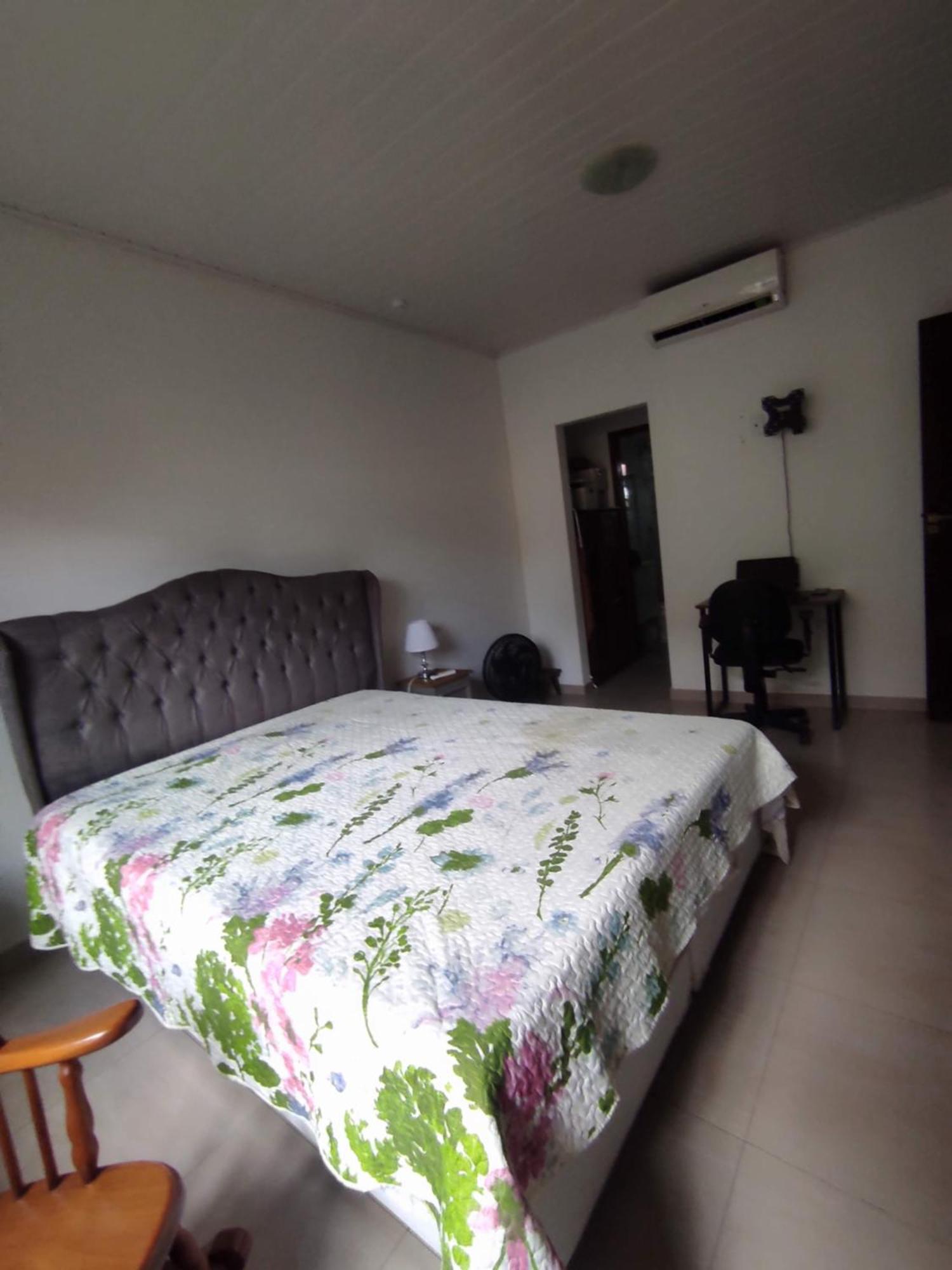 Casa 2 Qtos, Sendo Com Cama Queen Ar Condicionado * Guapimirim